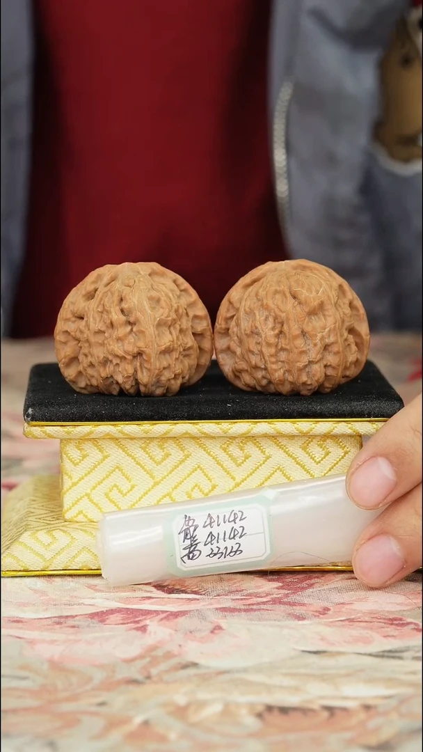 【闪购商品】文玩核桃把件白狮子