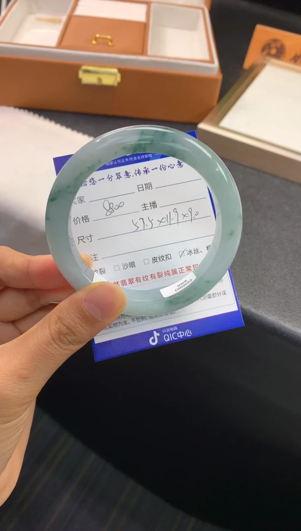 未镶嵌手镯翡翠退货需手镯吊牌标签完好