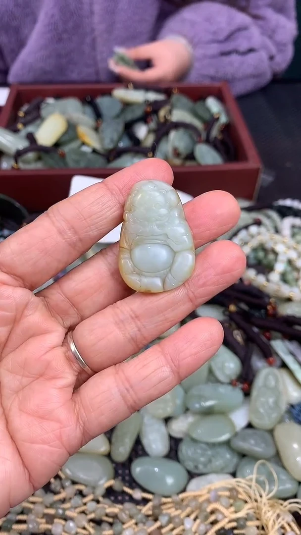 颈饰未镶嵌和田玉（多样性发一件）没有证书有瑕