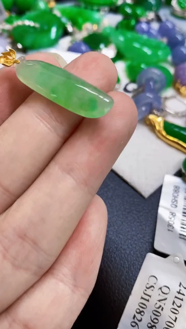 颈饰18K金镶嵌翡翠瓜