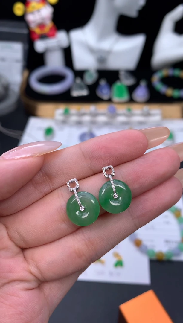 18K金镶嵌挂件翡翠一**子48小时鉴赏期 退货不扣服务费