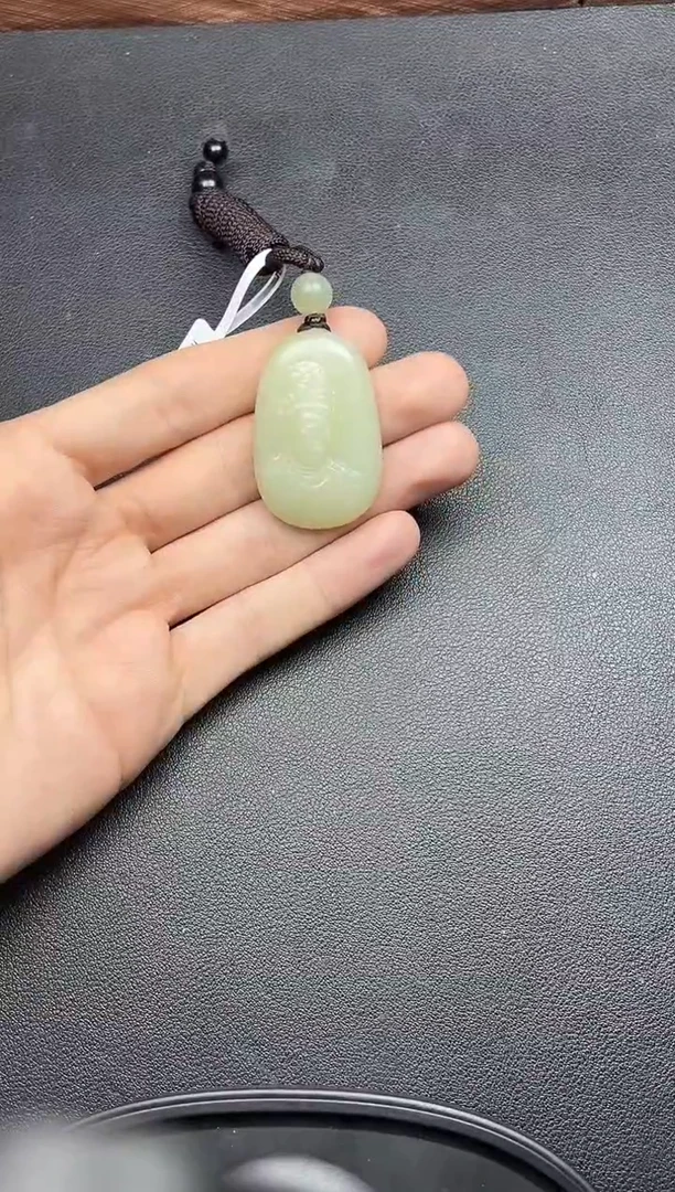 吊坠(赠链)未镶嵌和田玉且末微色差迪克兰二细吊坠