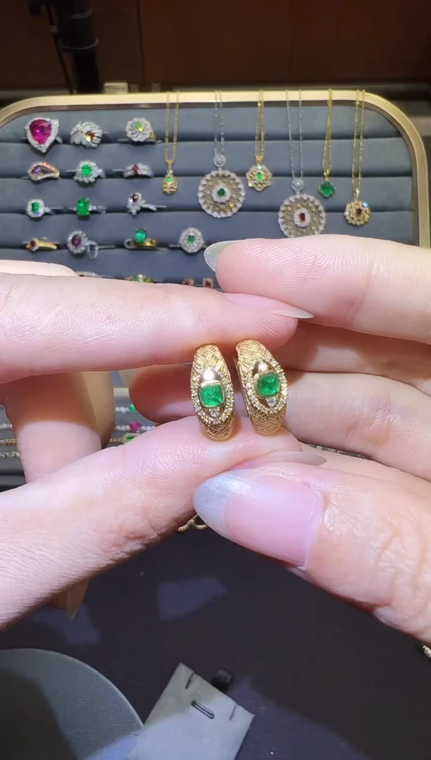 18K金镶嵌耳饰祖母绿0.3ct