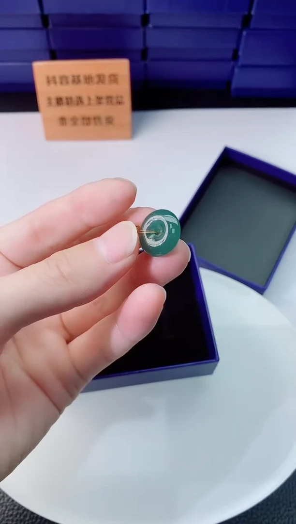 翡翠未镶嵌颈饰    `