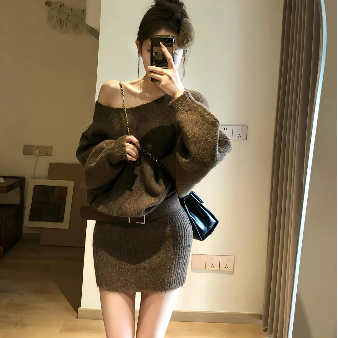 慵懒风露肩蝙蝠袖针织连衣短裙女秋冬新款宽松甜辣纯欲包臀毛衣裙