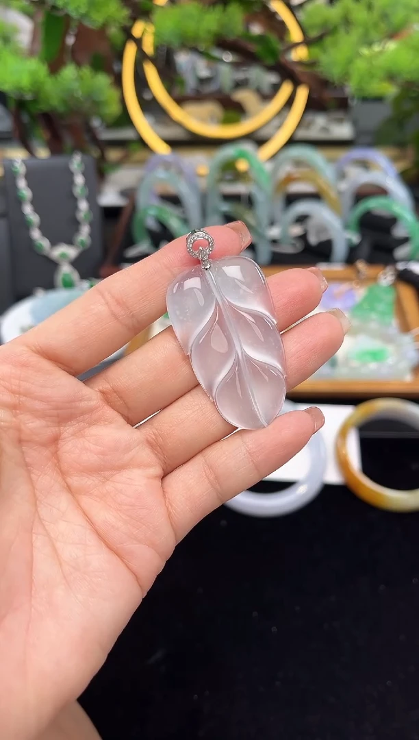 颈饰18K金镶嵌翡翠吊坠