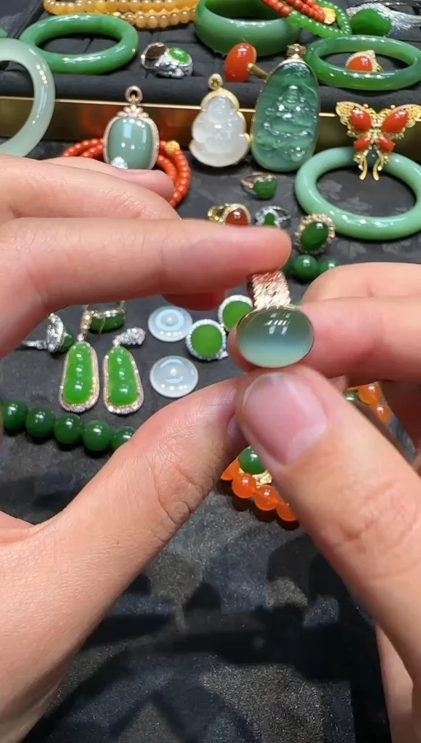 18K金镶嵌戒指和田玉1