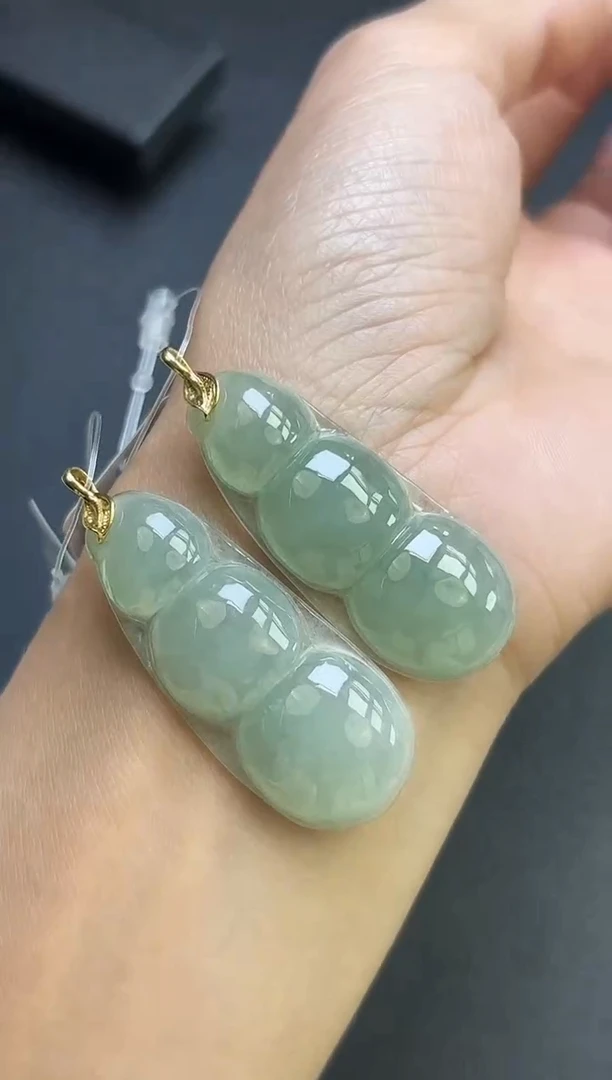 颈饰18K金镶嵌翡翠豆子多样性发一