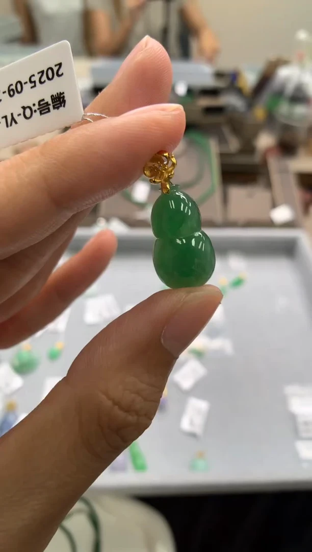 颈饰18K金镶嵌翡翠葫芦