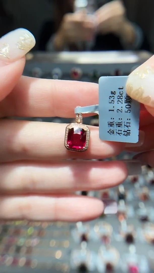 颈饰18K金镶嵌碧玺2.28