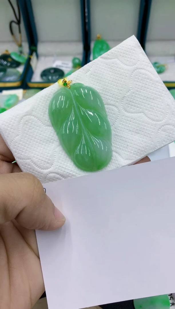 颈饰18K金镶嵌翡翠鱼**海翡翠