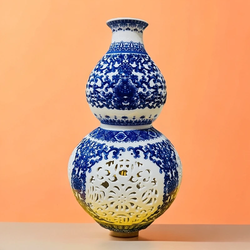 青花开窗镂空葫芦瓶