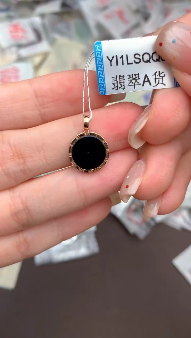 18K金镶嵌挂件翡翠一
