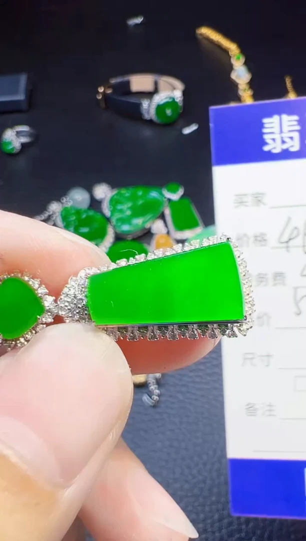 颈饰18K金镶嵌翡翠茶*花翡翠