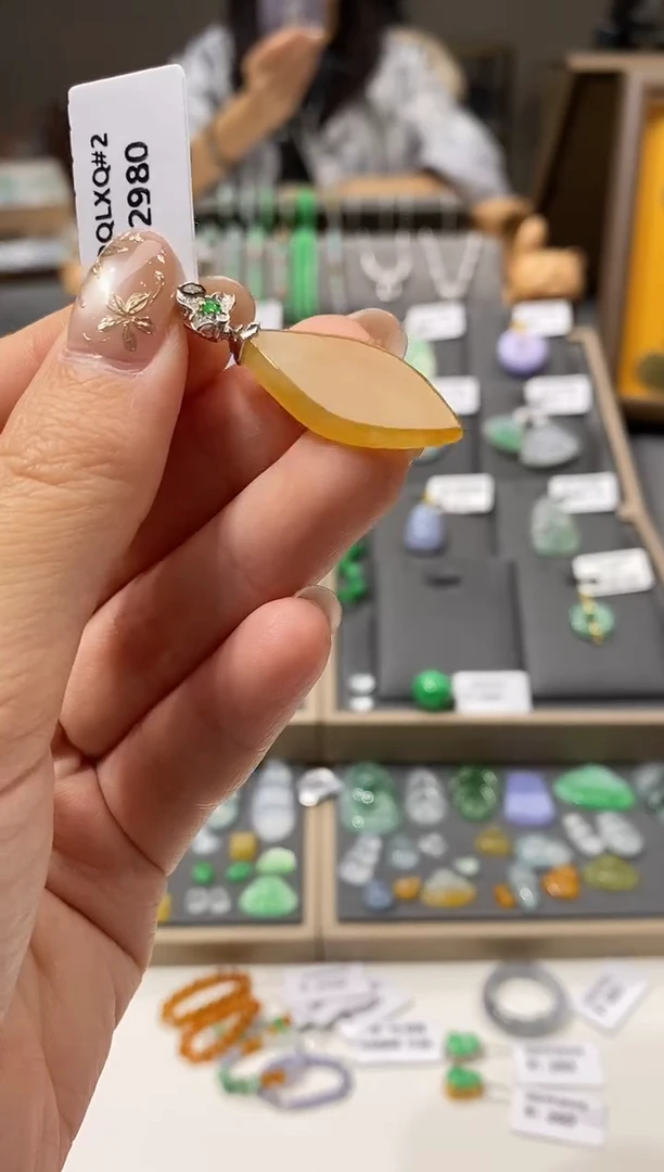 颈饰18K金镶嵌翡翠随形