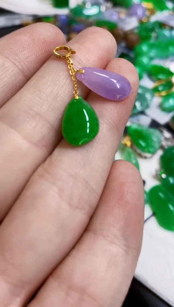 颈饰18K金镶嵌翡翠瓜