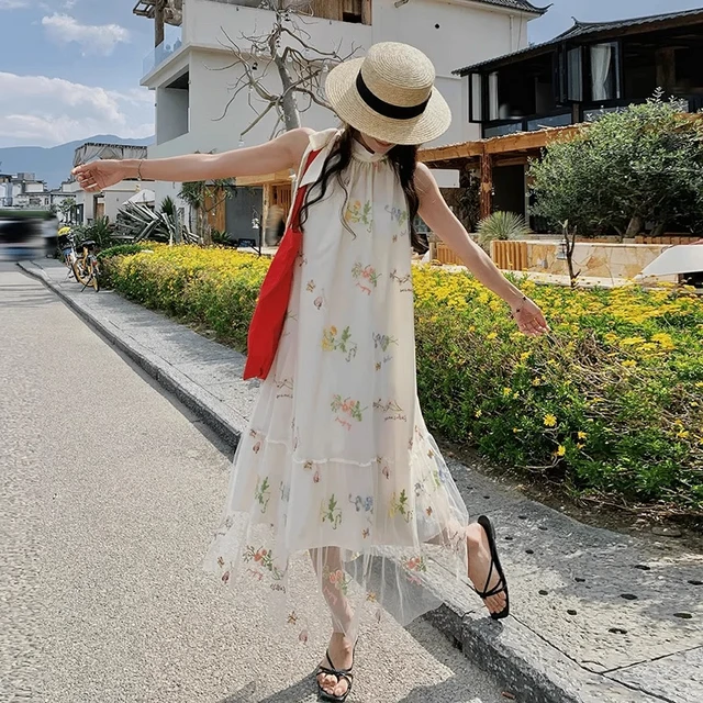 小众设计挂脖连衣裙女装2025新款春夏款碎花裙宽松修身A字长裙子