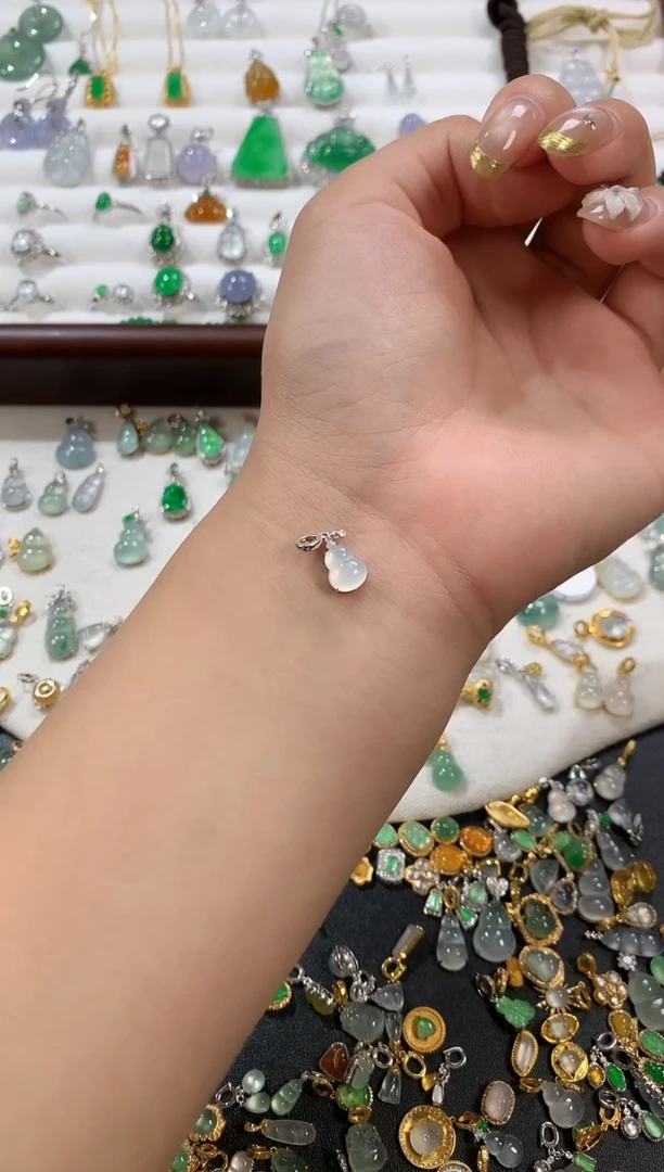 翡翠18K金镶嵌颈饰葫芦