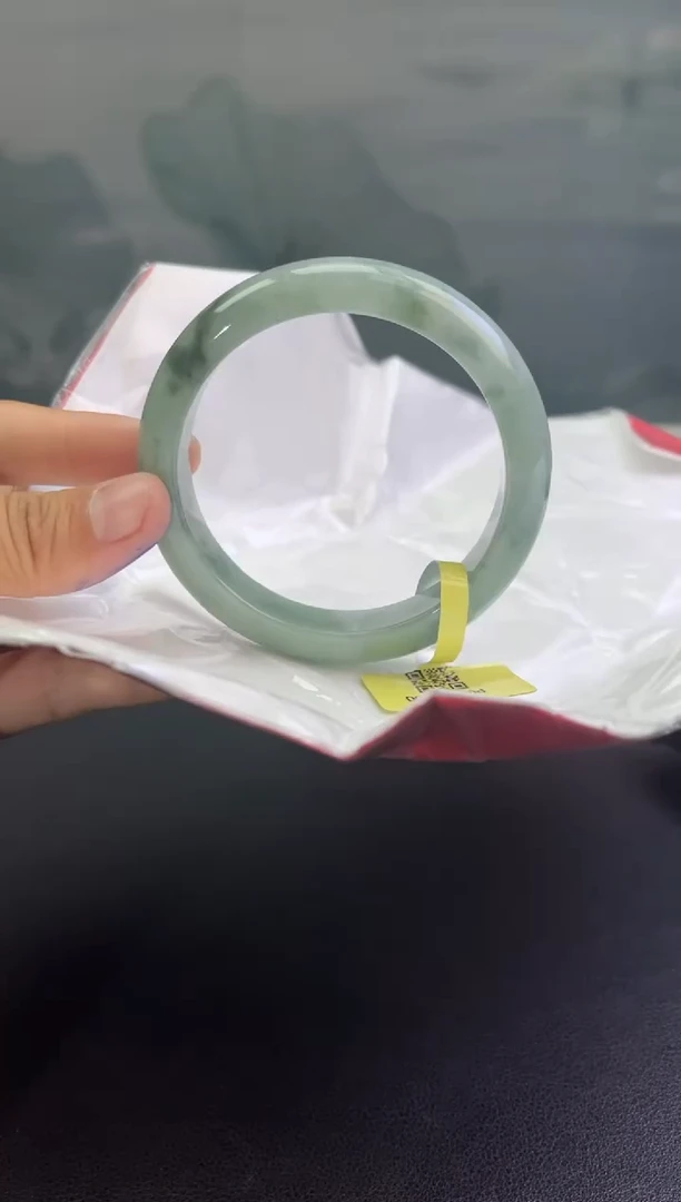 翡翠手镯未镶嵌翡翠手镯