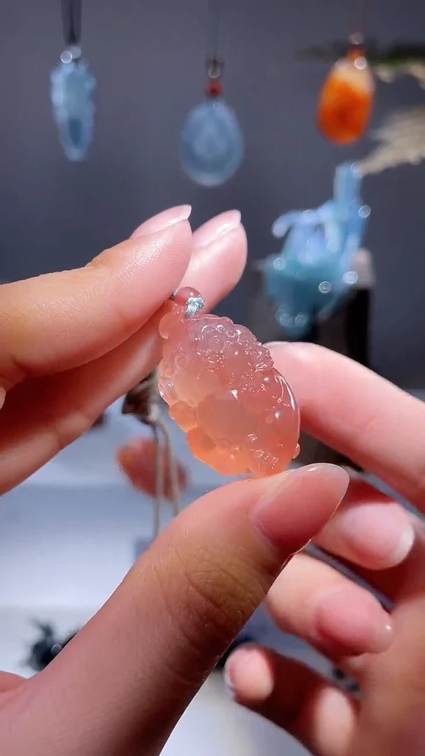 未镶嵌颈饰玛瑙/玉髓小狮子