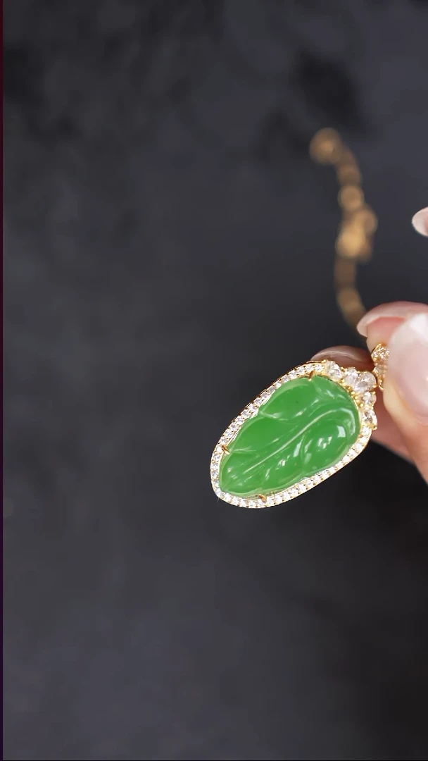 吊坠(赠链)未镶嵌和田玉（碧玉）工厂抛货 不退不换 多样性发其1///