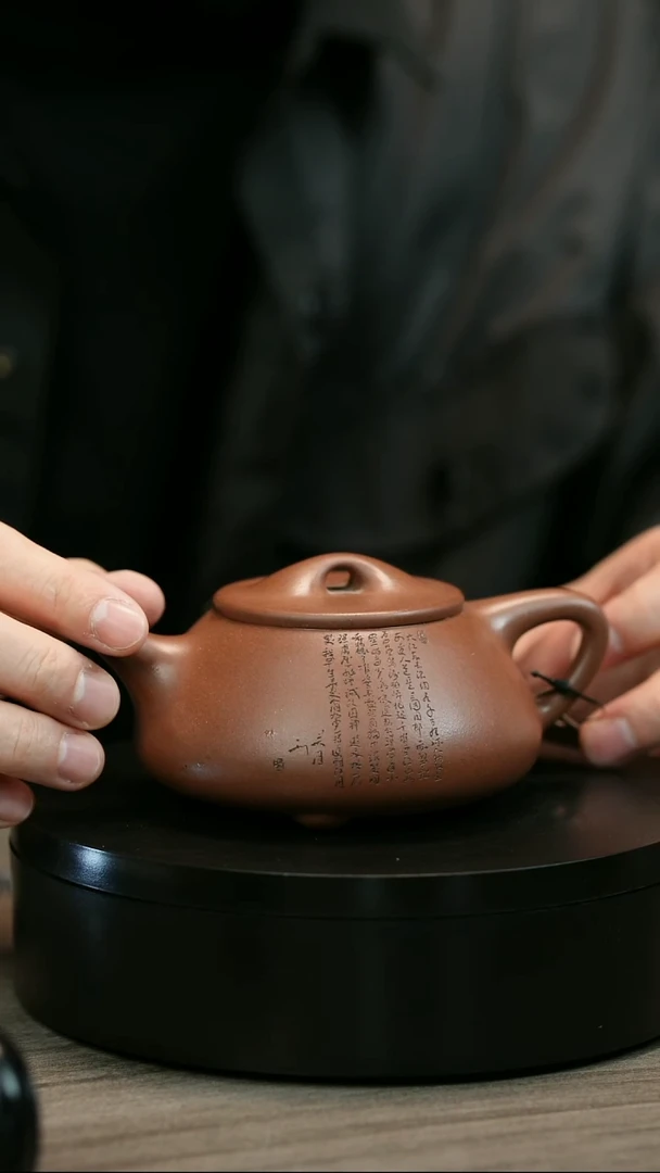 茶壶紫砂暴****弟H2327刘彭明底槽青刻字满瓢