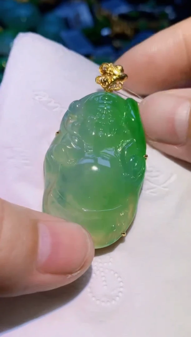 翡翠18K金镶嵌颈饰财神