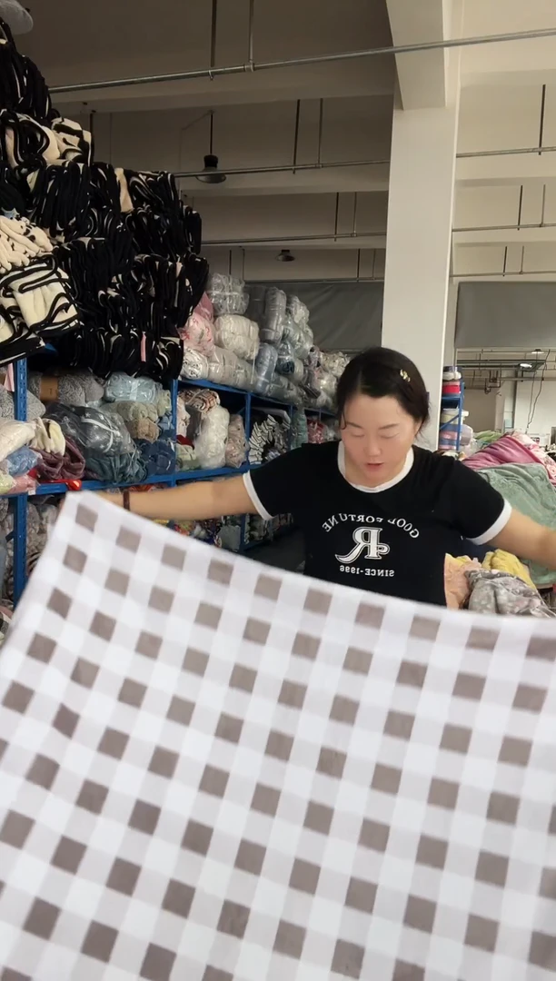 混纺主播手上展示的产品