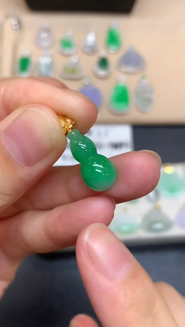 颈饰18K金镶嵌翡翠葫芦【无服务费