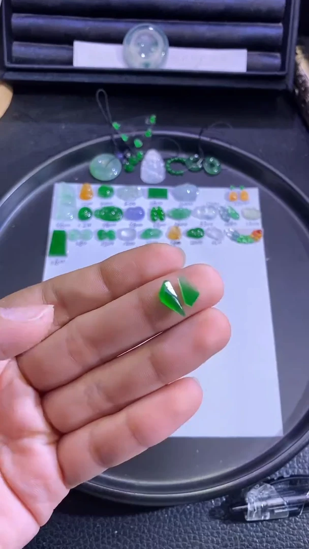 未镶嵌挂件翡翠切割