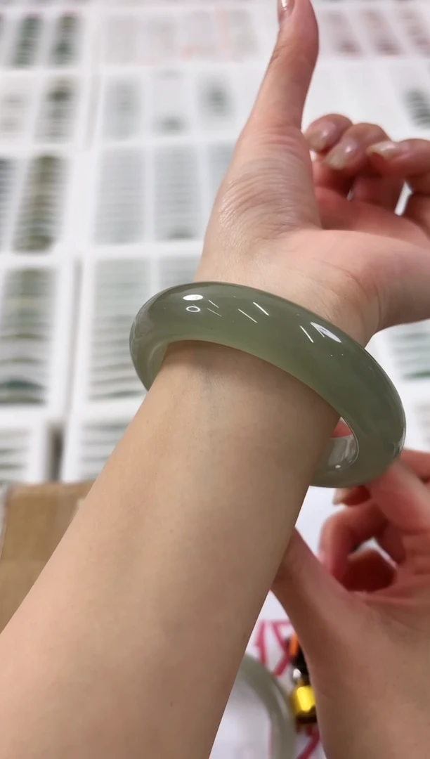 未镶嵌手镯石英质玉45-56D