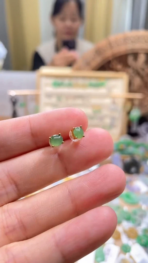 翡翠未镶嵌颈饰耳钉一对