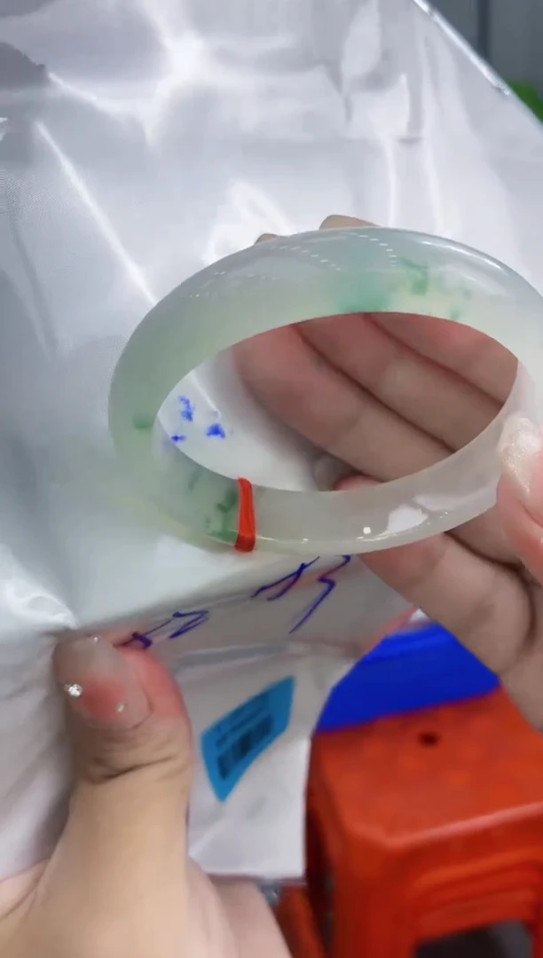 翡翠手镯未镶嵌翡翠手镯