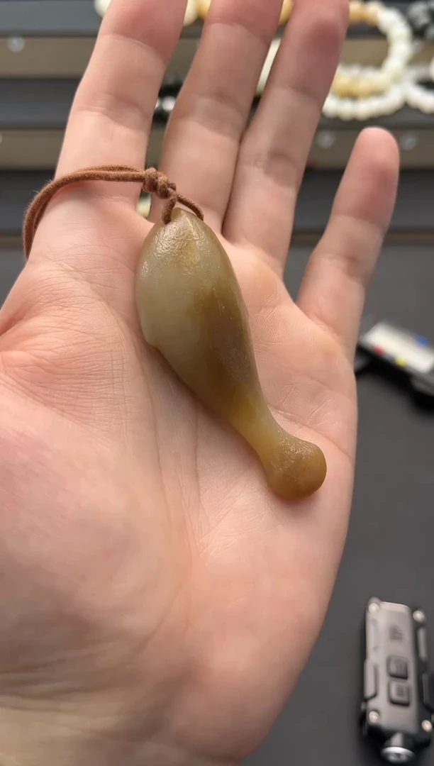 未镶嵌手串和田玉金山糖白鱼形吊坠微色差