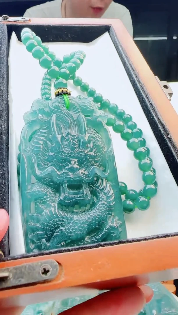 翡翠未镶嵌颈饰多样性发货其中一件