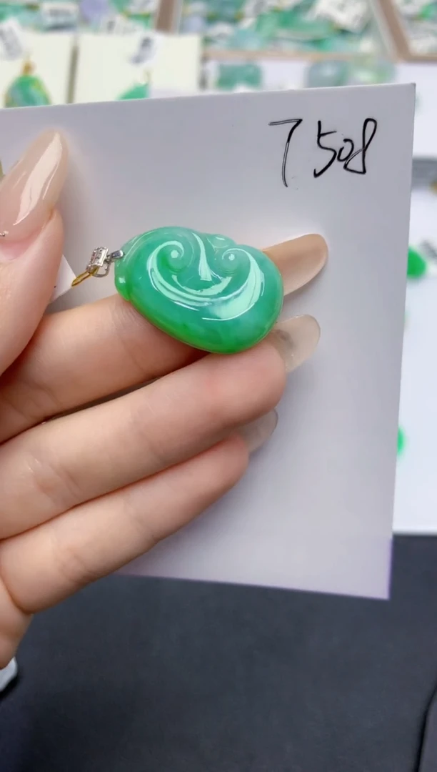 翡翠18K金镶嵌颈饰天然缅甸A货翡翠