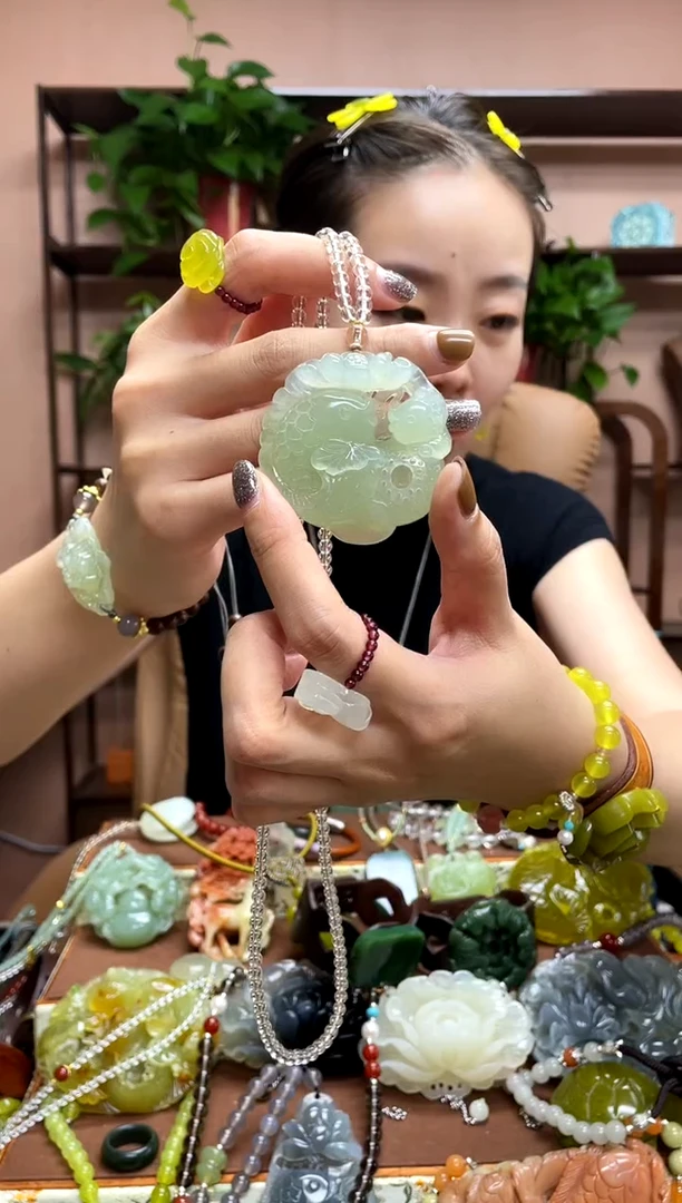 未镶嵌岫玉吊坠多样性发货发其中之一