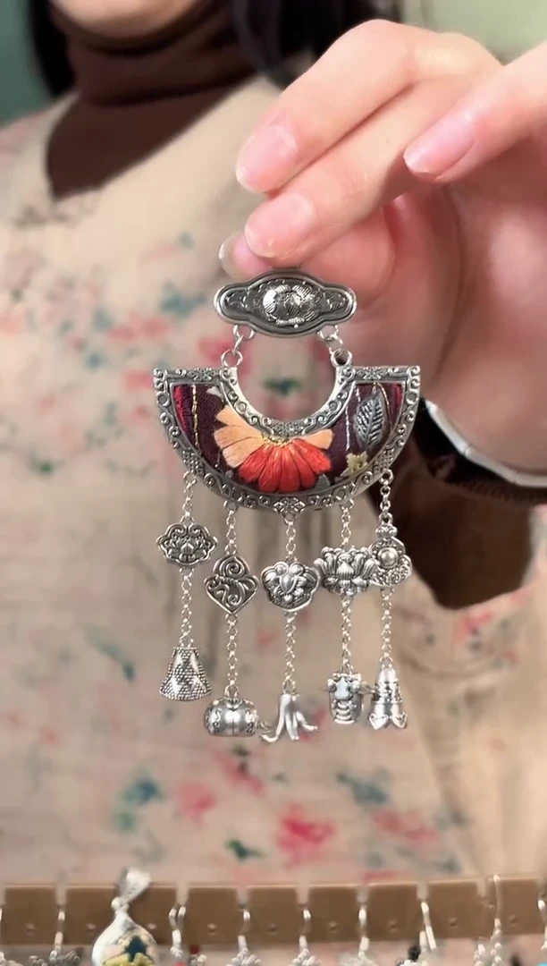 彩云南阁非遗老绣饰品666