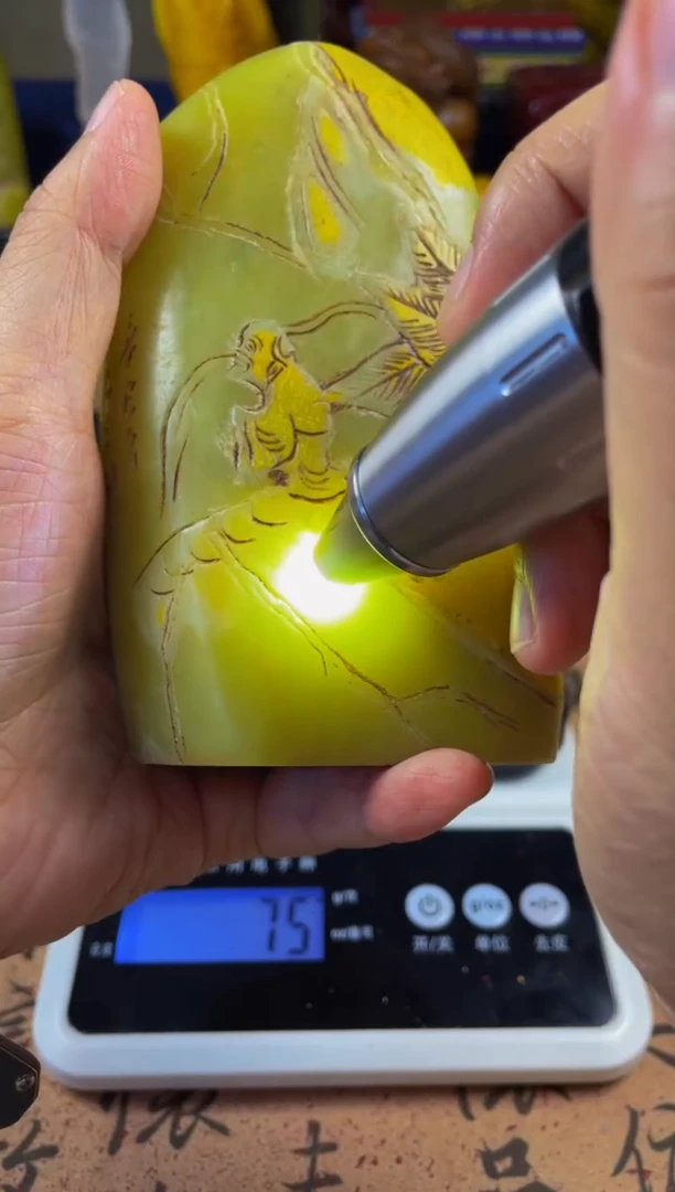 寿山石印石艾叶绿 石皮薄意雕随形章 摆件（造化为师）