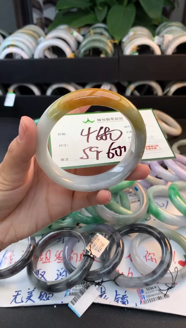 未镶嵌定制翡翠毛货需精细抛光+多人