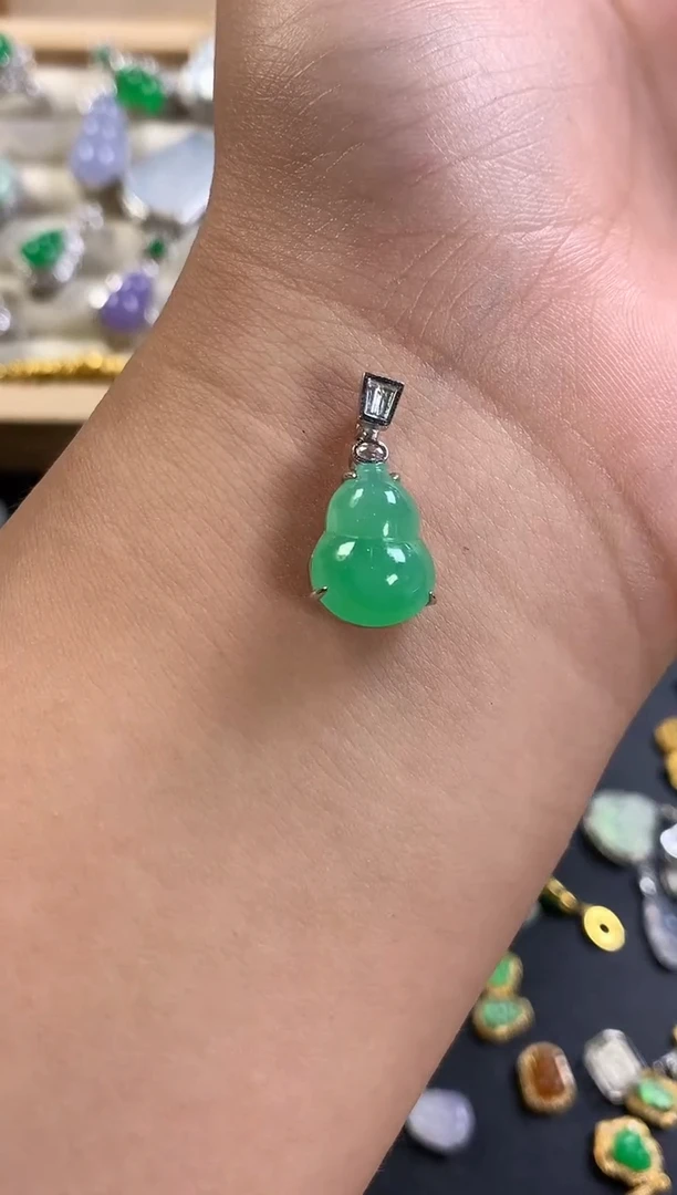 颈饰18K金镶嵌翡翠18k绿葫芦吊坠