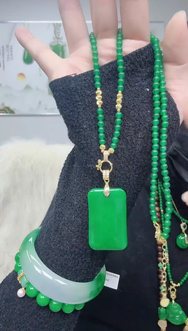 颈饰未镶嵌翡翠一套无事牌