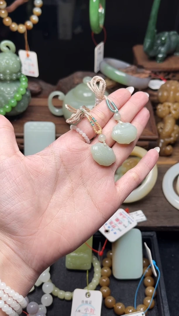 和田玉未镶嵌吊坠(不含链)且末青白 如意锁有瑕疵多样性发一2