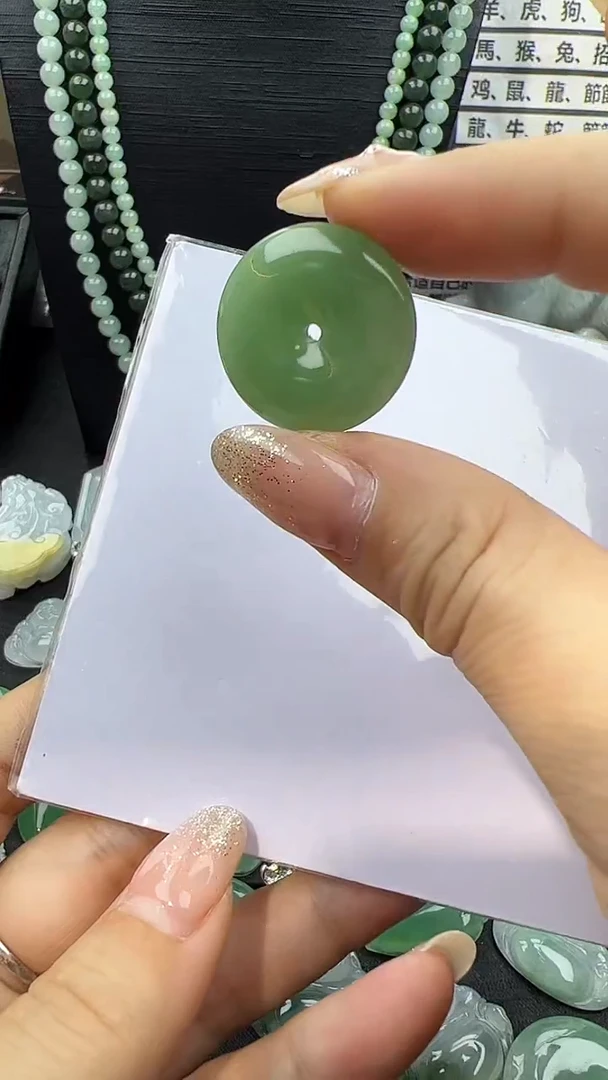 颈饰未镶嵌翡翠平安扣