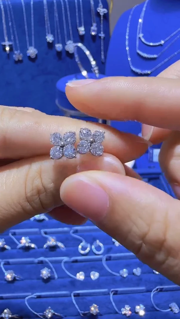 铂Pt950镶嵌实验室培育钻石耳饰四叶花耳钉一对