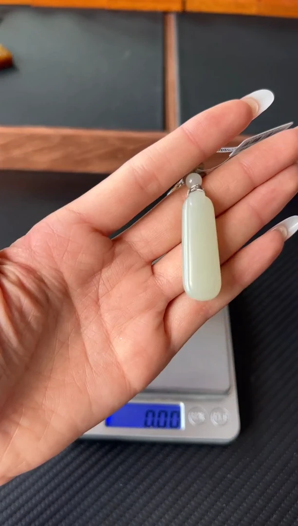 未镶嵌和田玉把件且末微色差迪克兰一细吊坠