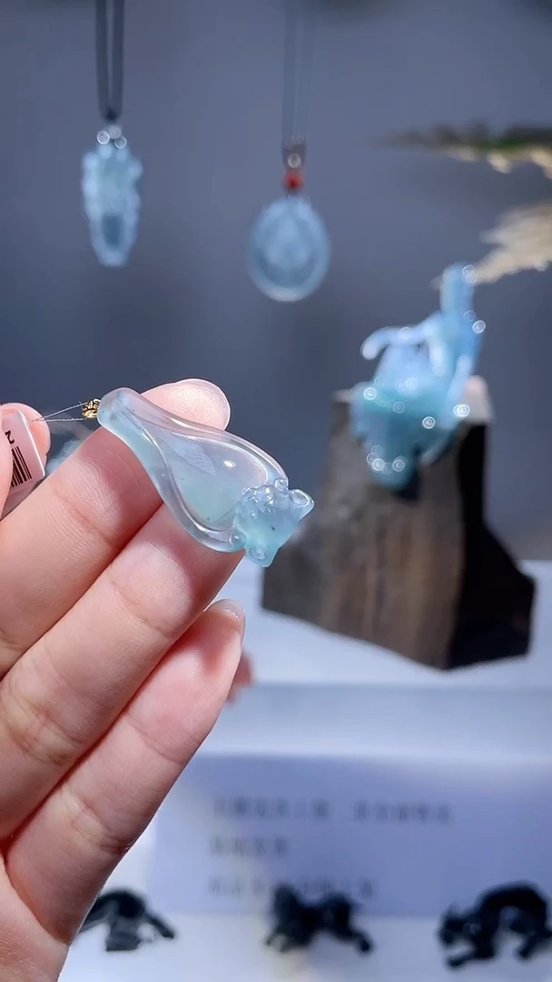 颈饰未镶嵌翡翠挂件