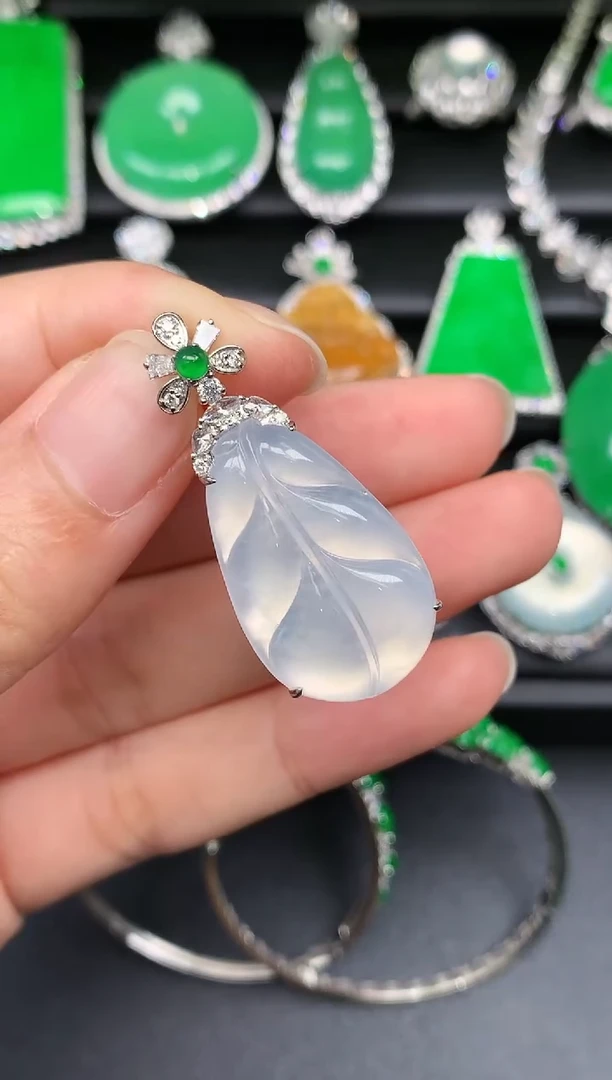 颈饰18K金镶嵌翡翠叶子