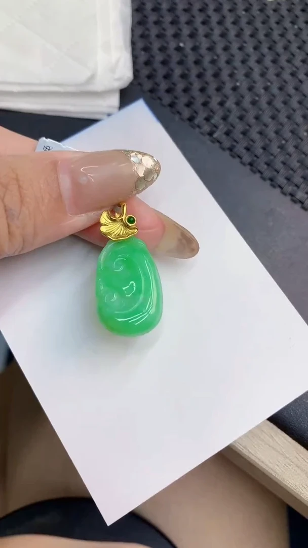 翡翠未镶嵌颈饰           1