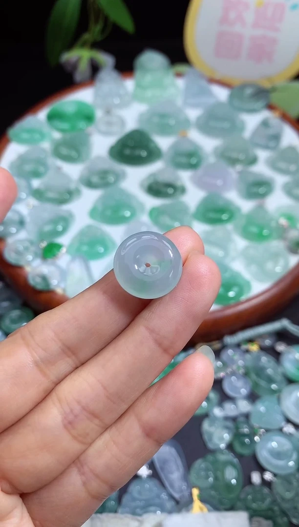 颈饰未镶嵌翡翠平安扣